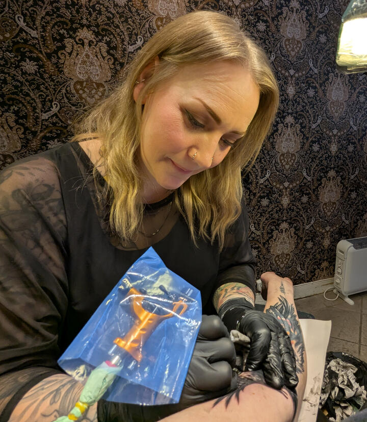 Skyltfönster och ingång till tatueringsstudion