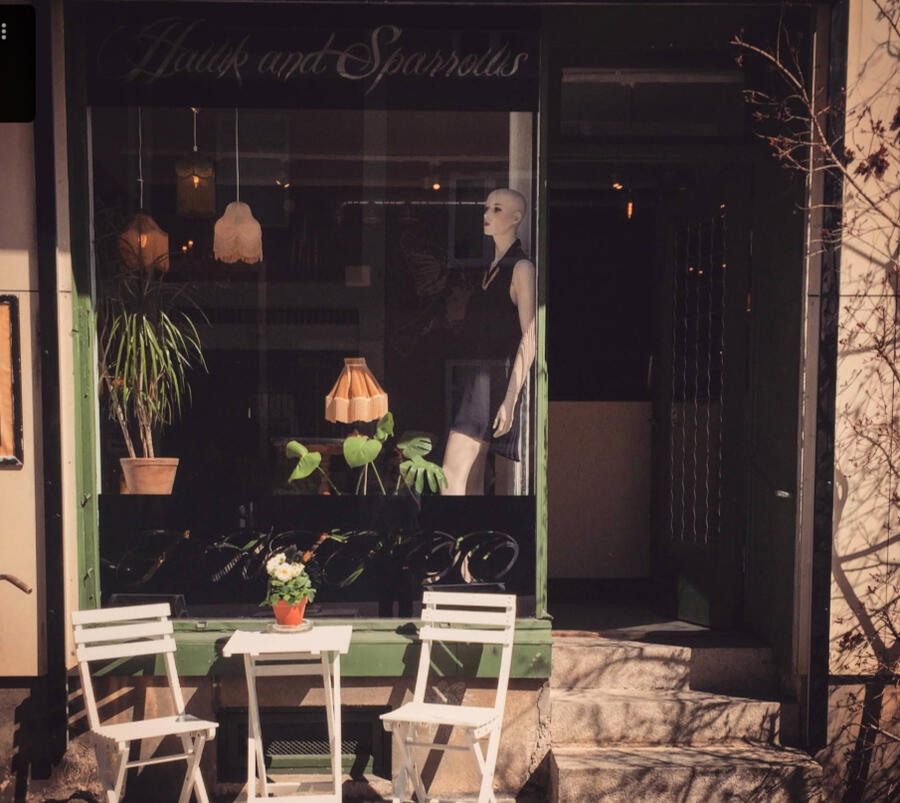 Skyltfönster och ingång till tatueringsstudion